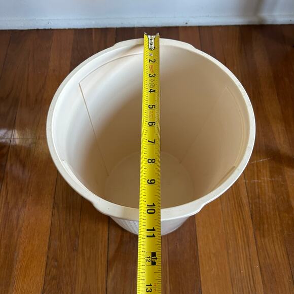 Vintage Woven Texture Beige Plastic Wastebasket, Retro 1970s/80s Style - Picture 10 of 11